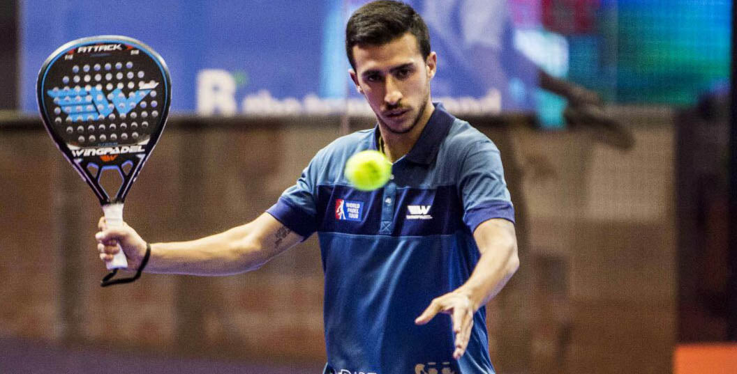 Álvaro Cepero volea en el pádel