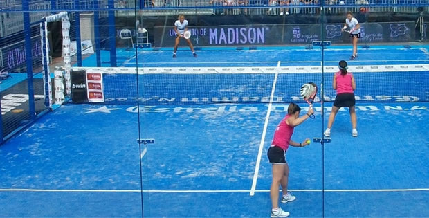 ¿Qué es el saque a la australiana en padel?