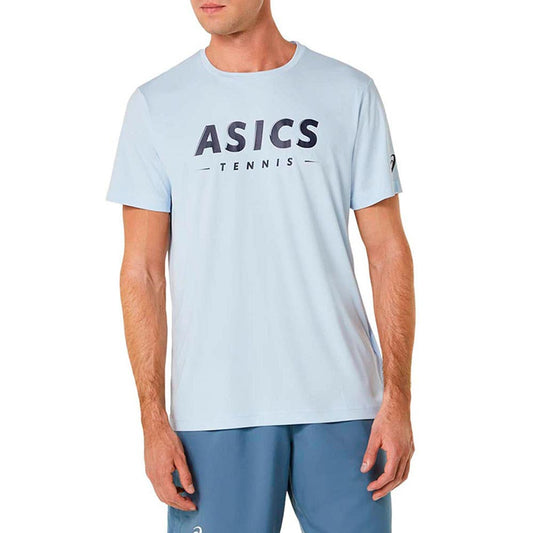 CAMISETA ASICS MEN COURT TENNIS GRAPHIC TEE 2041A259 SKY AZUL