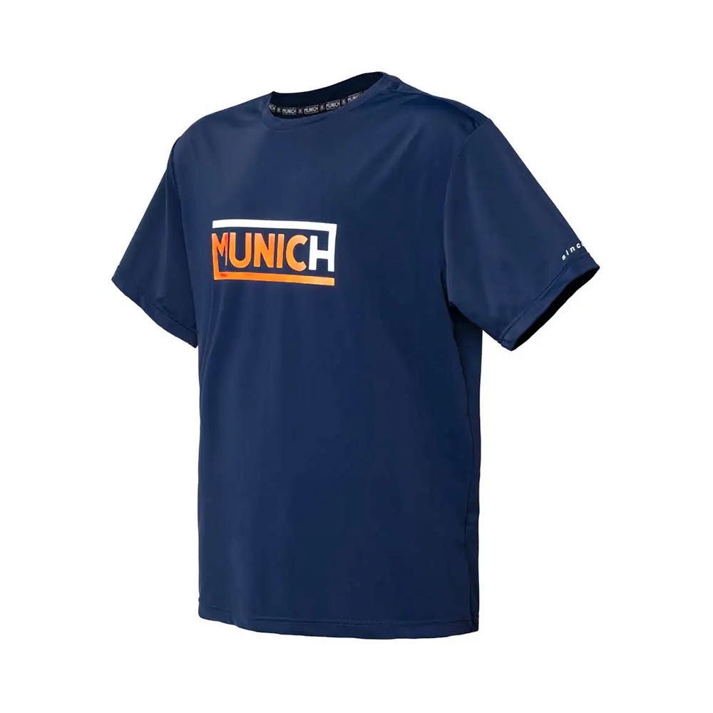 La Camiseta CLUB AM de Munich es una elección que destaca por su estilo y funcionalidad. 