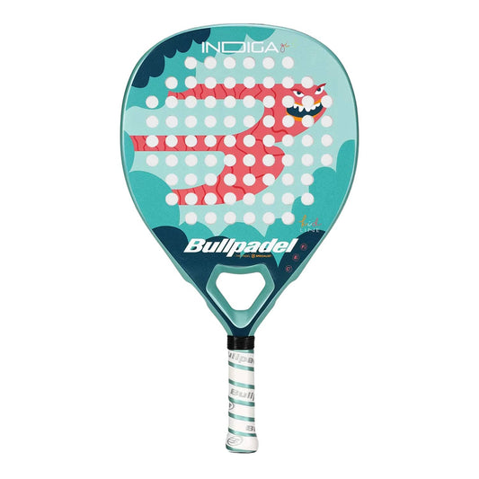 La Indiga Girl de Bullpadel es perfecta para las jóvenes promesas del pádel. Con solo 27 Junior, esta pala está diseñada específicamente para jugadoras en crecimiento, ofreciendo un equilibrio ideal entre ligereza y control. 