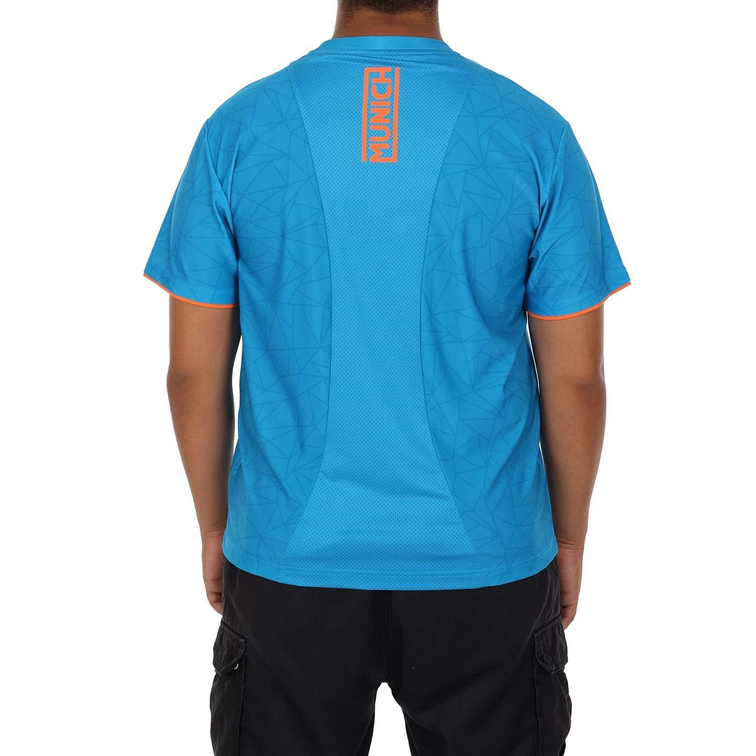 Descubre la Camiseta de Munich, una pieza que redefine el concepto de Premium. 
