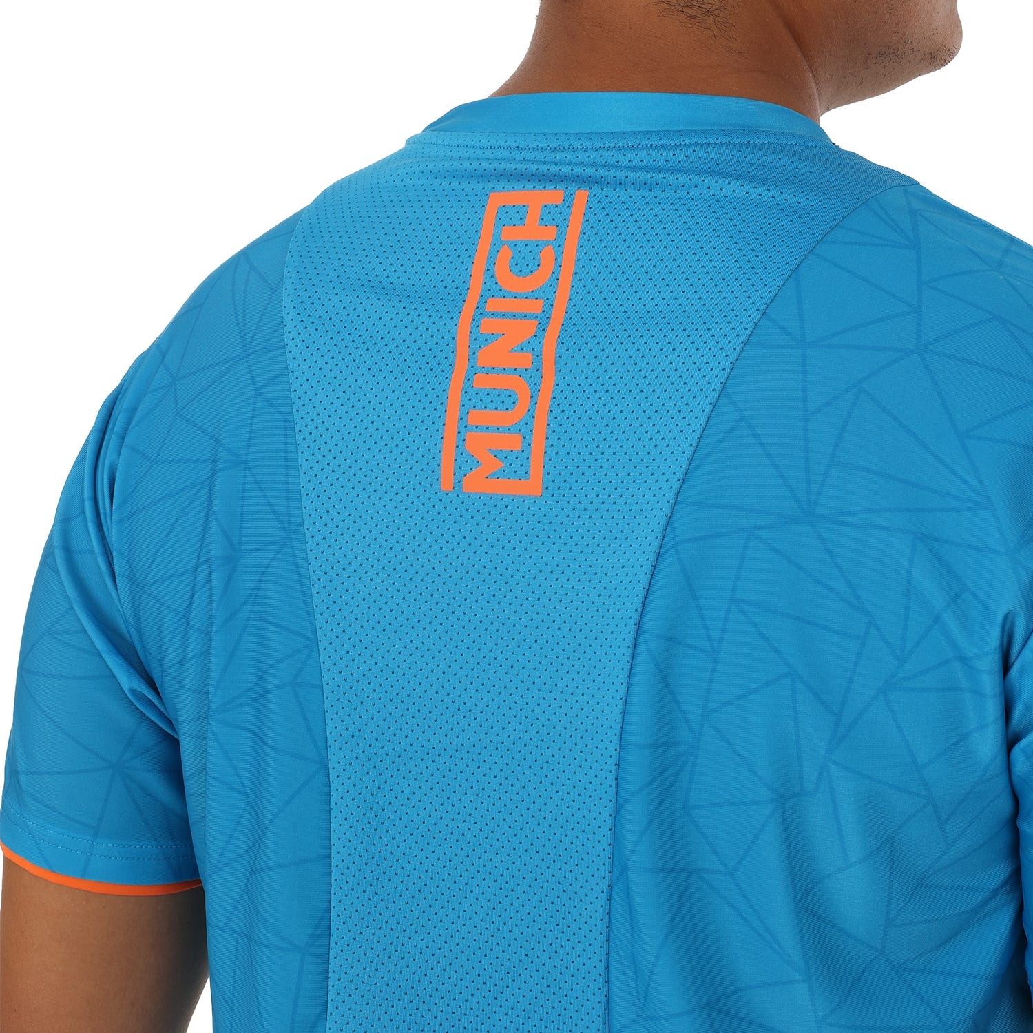 Descubre la Camiseta de Munich, una pieza que redefine el concepto de Premium. 